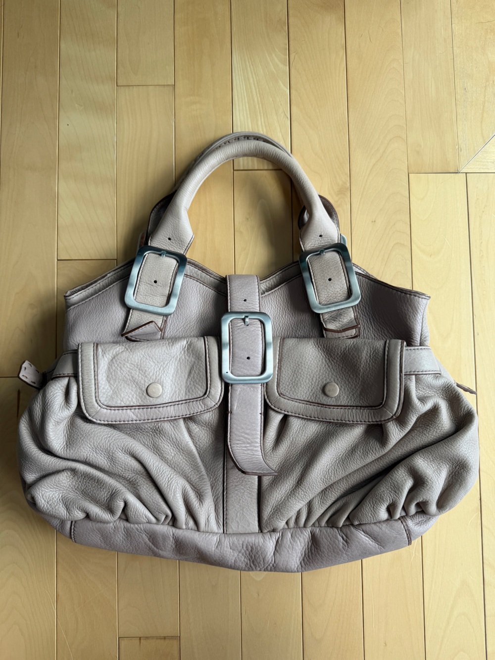 COLE HAAN East West Triple Zip Bag Village
Soft unit off white color